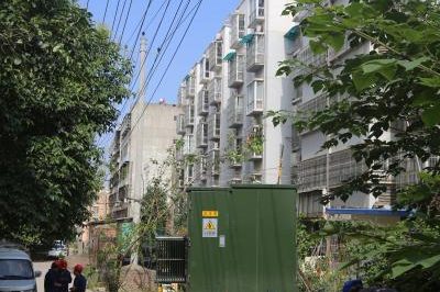 增容配變 ?！叭┮粯I”小區客戶用上安全電