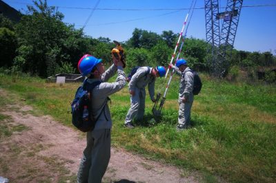湖北電力：高溫下巡線，為軍運會保駕護航