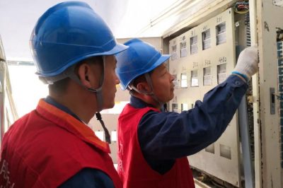 泊頭供電公司對停電小區進行搶修