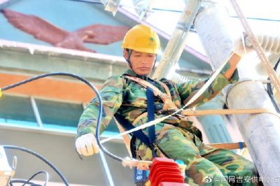 吉安供電公司在永豐縣恩江鎮聶家橋頭對專變臺區工程施工