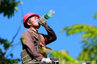壽縣供電公司頂著38度高溫桿上作業，改造低壓線路