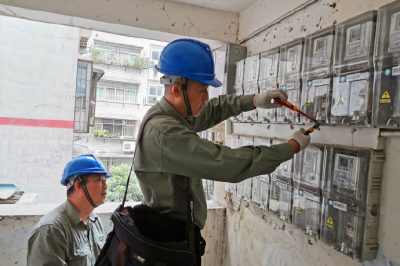 丹江口市供電公司到張家營社區居民樓進行安全用電檢查