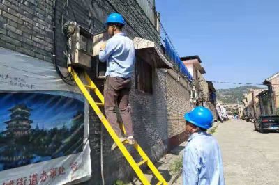 韓城市供電公司到牛角二臺區走村入戶現場線損排查治理