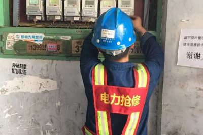 安康供電公司搶修人員頂著高溫，處理各種搶修工單