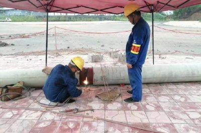 資陽供電公司奔忙在各個工程施工現場，上可以電桿架線，下可以做拉線