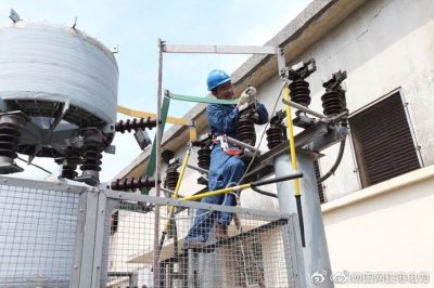 張家港市供電公司在35千伏慶余變為1號電容器組修理接觸不良、發熱的刀閘