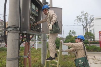 檢查更換配變箱內的漏電保護器及設備，保障迎峰度夏安全供電