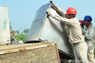 盱眙縣供電公司拆除原配電箱，更換安裝新式智能配電箱