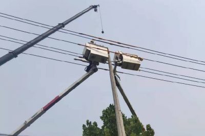 臨沭縣供電公司10千伏帶電作業組立一基直線桿和導線遷移工作