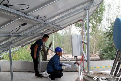 電力小哥們定期對光伏用戶上門走訪，保障光伏發電設備使用安全
