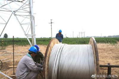 夏津縣供電公司冒高溫爬鐵塔架導線，為民供電