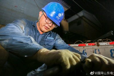 完成兩套懸式絕緣子、一套直線瓷瓶更換及緊線工作，保障附近居民用電安全