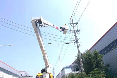帶電作業完成4處配網工程安全接火，帶電緊急處理配變穿墻套管打火等7處故障