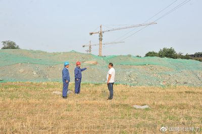 高壓線下堆土，危險！河北沙河市供電公司工作人員迅速監督項目經理安排人員清理