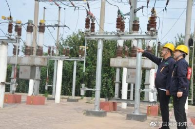 運維人員對變電站設備進行巡視檢查，對重點設備開展紅外測溫