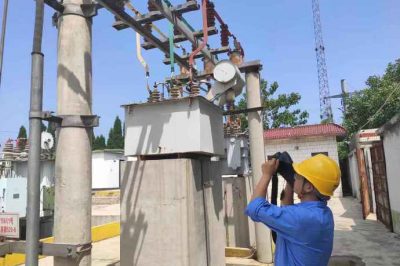 贊皇縣供電公司對35千伏許亭變電站檢查開關柜、實施紅外測溫