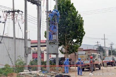 無極縣供電公司栽桿架線忙電網建設