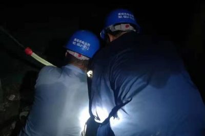 藁城區供電公司搶修被燒毀的變壓器出口線