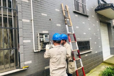 尚湖供電所對冶塘和平18號、華都2號配變等臺區開關箱、接戶線、用戶表箱進行巡檢