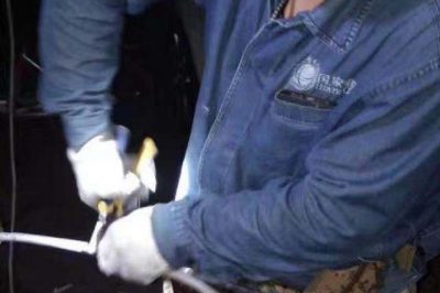 西安供電公司增援搶修因過負荷桿上出線燒斷，及時恢復供電