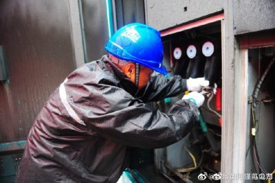睢寧縣供電公司搶修出現故障的環網柜里電線絕緣體