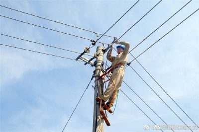 珠江供電所安裝配電柜、施放8米長電纜