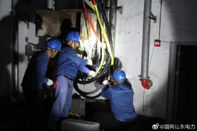 小區地下停車場處燒毀的電纜進行絕緣、防水處理