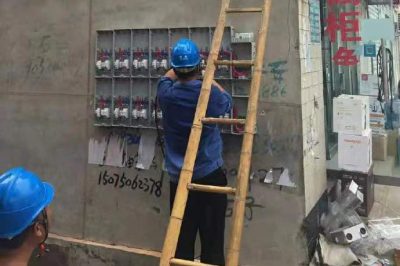 磁縣供電公司農村更換電表箱、整理不規范線路