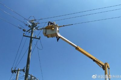 信豐縣供電公司帶電搭接崇仙鄉龍州蔬菜基地專變引線作業