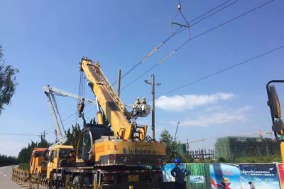 黃島區供電公司帶電作業撤除10千伏石鳴甲線021號桿并重新組立線桿