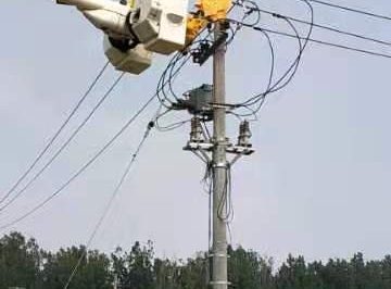 進行帶電拆除高壓線。