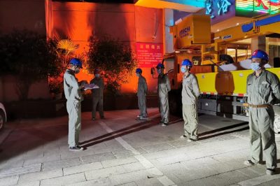 帶電作業小伙，在夜間濕透衣襟