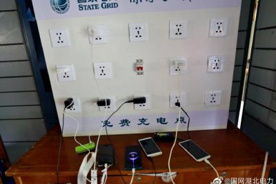 暴雨致停電，定制充電板為愛續航