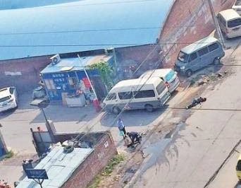 有人高壓線下施工觸電，居民救援“往身上澆水”……這是幫倒忙！
