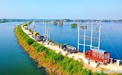 在廬江縣同大鎮白石天河古圩段圩堤上進行立桿、架線、安裝配變設備