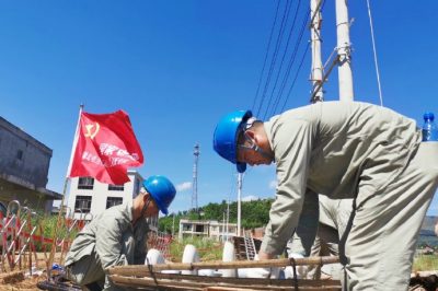 對洪港鎮燕廈鄉湖山村進行立桿、放線工作