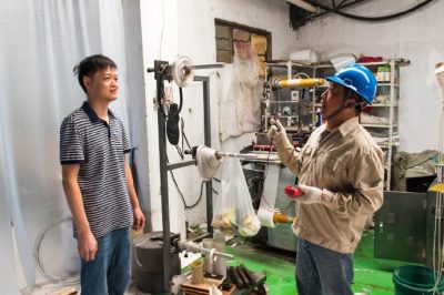 走進轄區內小作坊，檢查用電線路，試跳漏電保護器