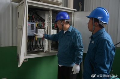 來到電梯配件企業開展安全用電服務
