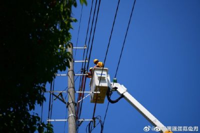 在開發區10千伏林港線開展帶電作業，為客戶帶電搭接