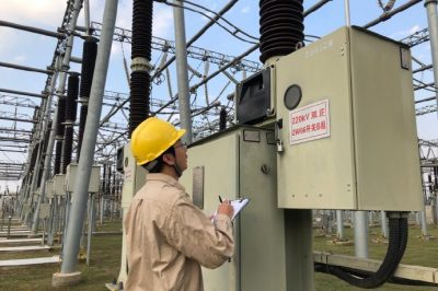 開展變電站安全巡視，確保設備安全運行