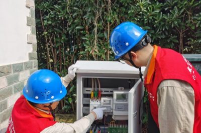 開展供電設備巡視??力?！半p節”用電安全