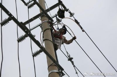 開展進出線電纜敷設及安裝配電線箱作業