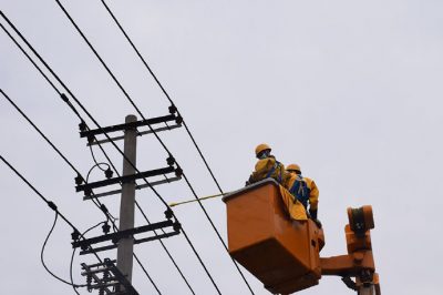 在10千伏泰薛線、造紙線雙回線路開展帶電作業