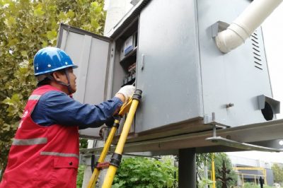 對張莊村電表接線、表計安裝、關口表線路、低壓側開關等進行檢查