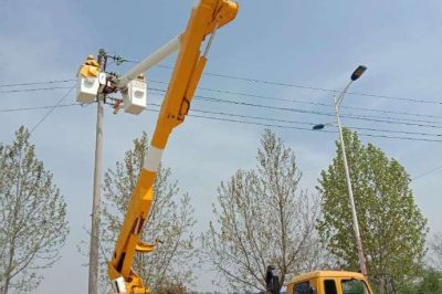 在10千伏五岔口支線2號桿，帶電更換設備線夾