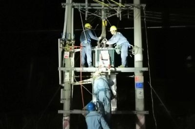 南方電網廣東江門臺山供電局下川供電所運維人員開展緊急搶修