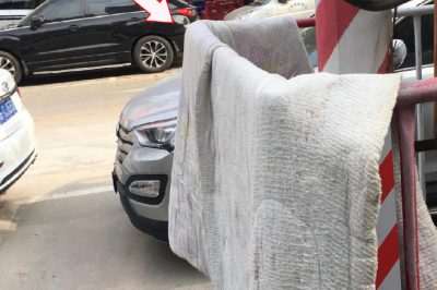 變壓器圍欄曬被？小心觸電！