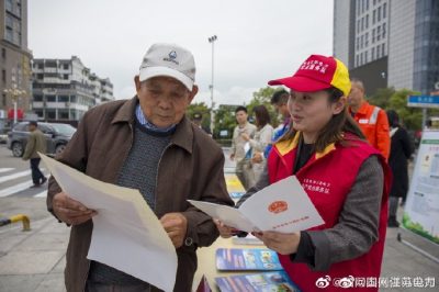 過往的行人發放安全用電宣傳單