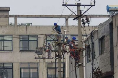 對宋莊村進行農網改造，更換老舊絕緣導線2800米