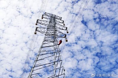 在110千伏上林送出工程D18、D19號段進行附件安裝